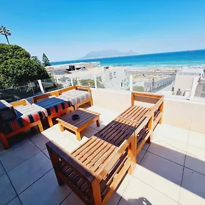 2whitewaters-bloubergstrand.hotels-capetown.com/
